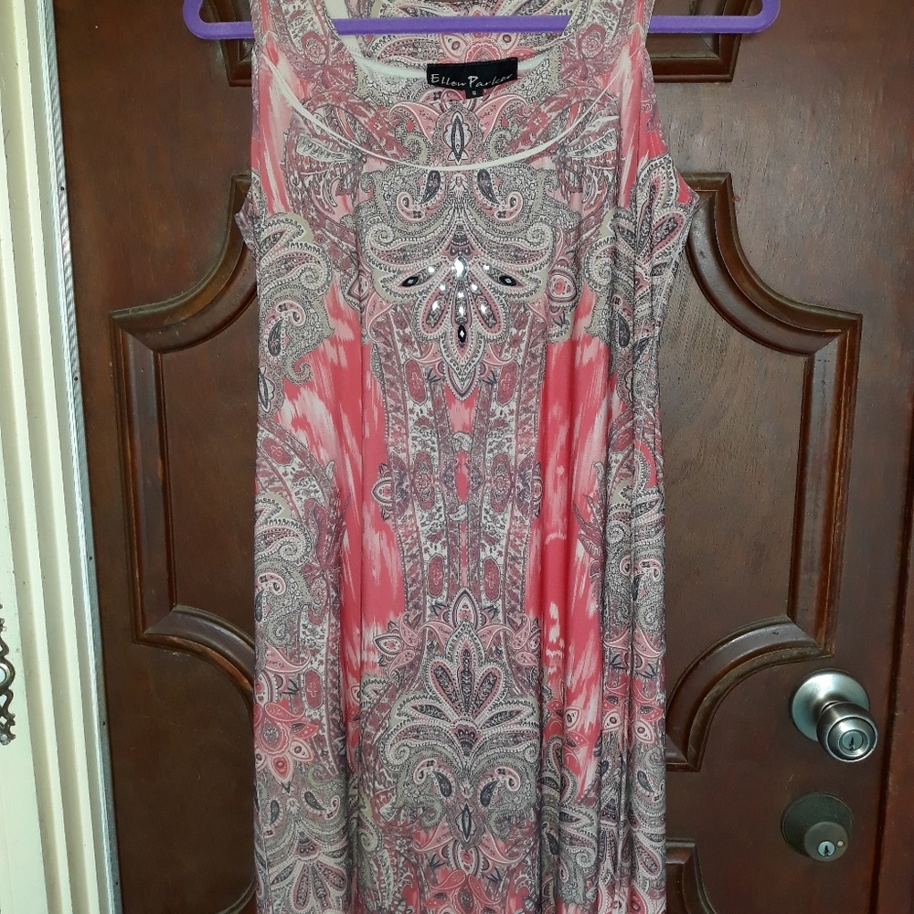 A lovely sleeveless dress in a beautiful design!